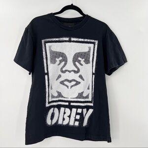 𝅺OBEY Premium “Giant” black tee size M